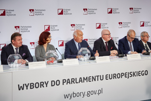 PKW przyznała w drodze publicznego losowania jednolite numery dla list kandydatów komitetów wyborczych PKW przyznała w drodze publicznego losowania jednolite numery dla list kandydatów komitetów wyborczych